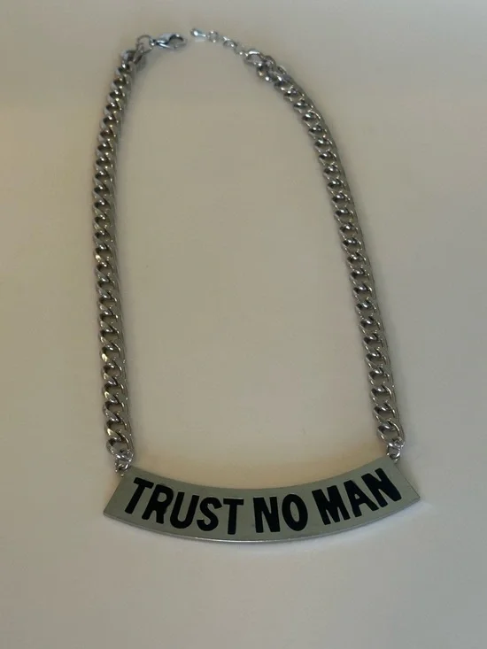 Y2K Edgy "TRUST NO MAN" Chunky Silver Tone Curb Chain Statement Necklace 18”L - Picture 4 of 7